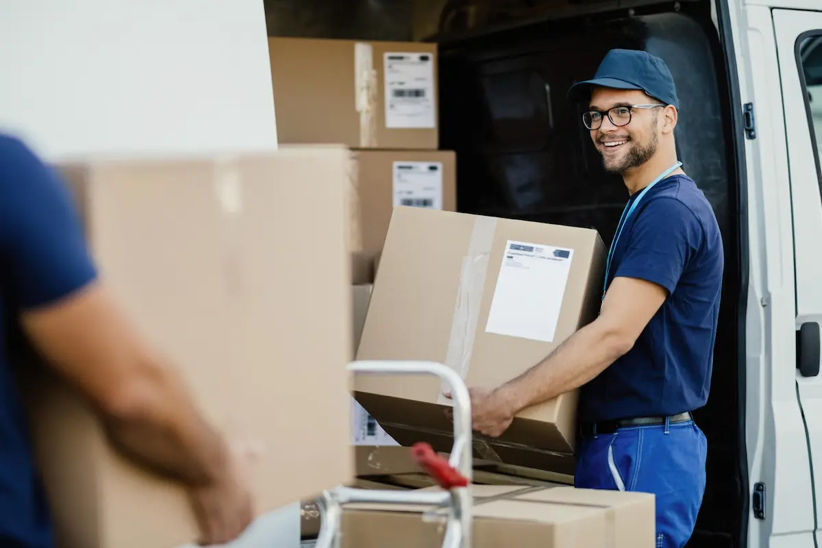 Plataformas de Envio: o que são e critérios para escolha funcionario de plataformas de envio organizando entregas