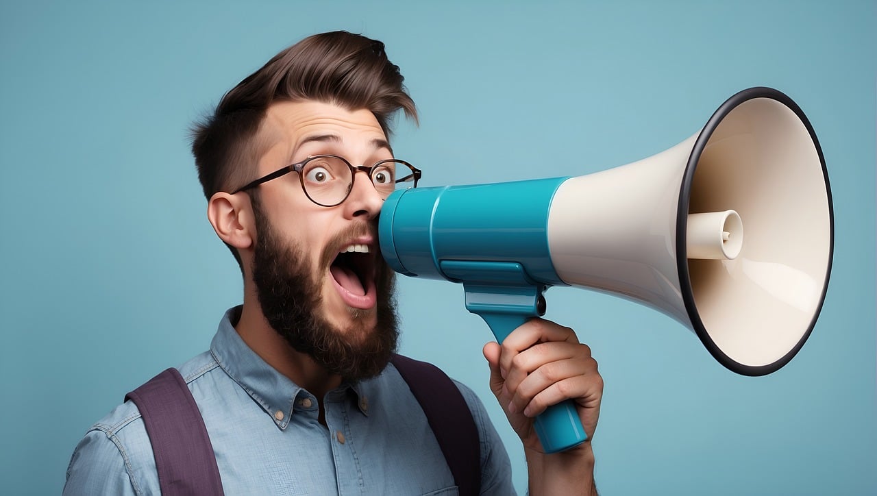 Audio Marketing: o que é e como implementar em sua entrega homem realizando audio marketing