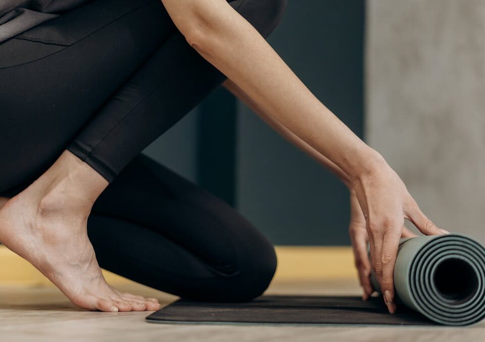 Dicas para E-commerce de Equipamentos Esportivos mulher usando tapete comprado em e-commerce de equipamentos esportivos