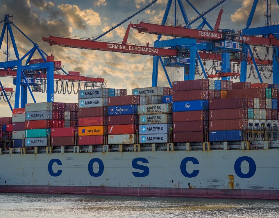 Importação: o que é, como funciona, leis e estratégias navio cargueiro de importação e exportação