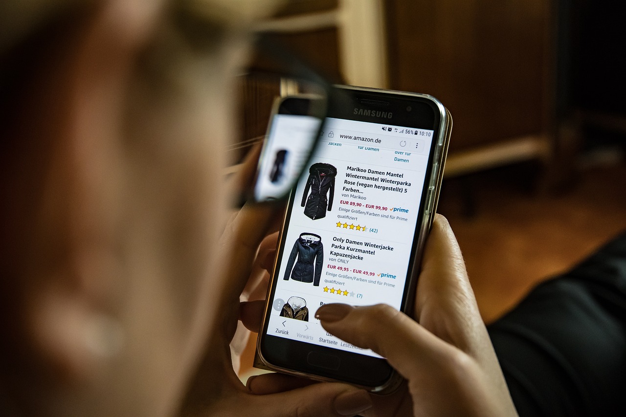 Plataformas de Envio: o que são e critérios para escolha pessoa realizando uma compra em um ecommerce