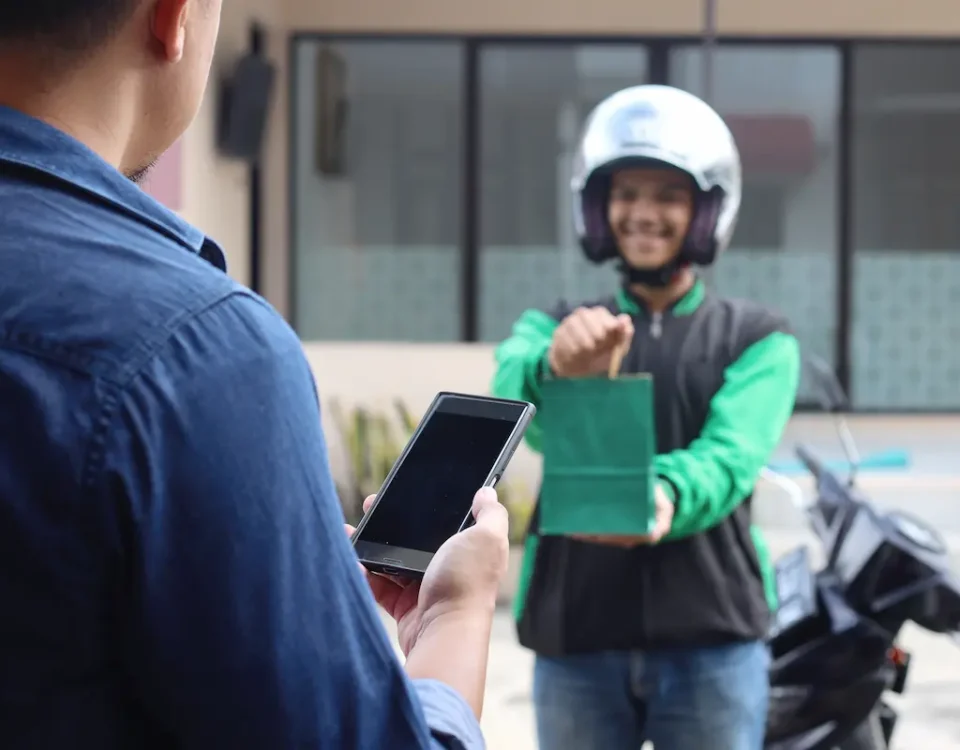 Delivery: o que é, como funciona e tipos realizando delivery de produto