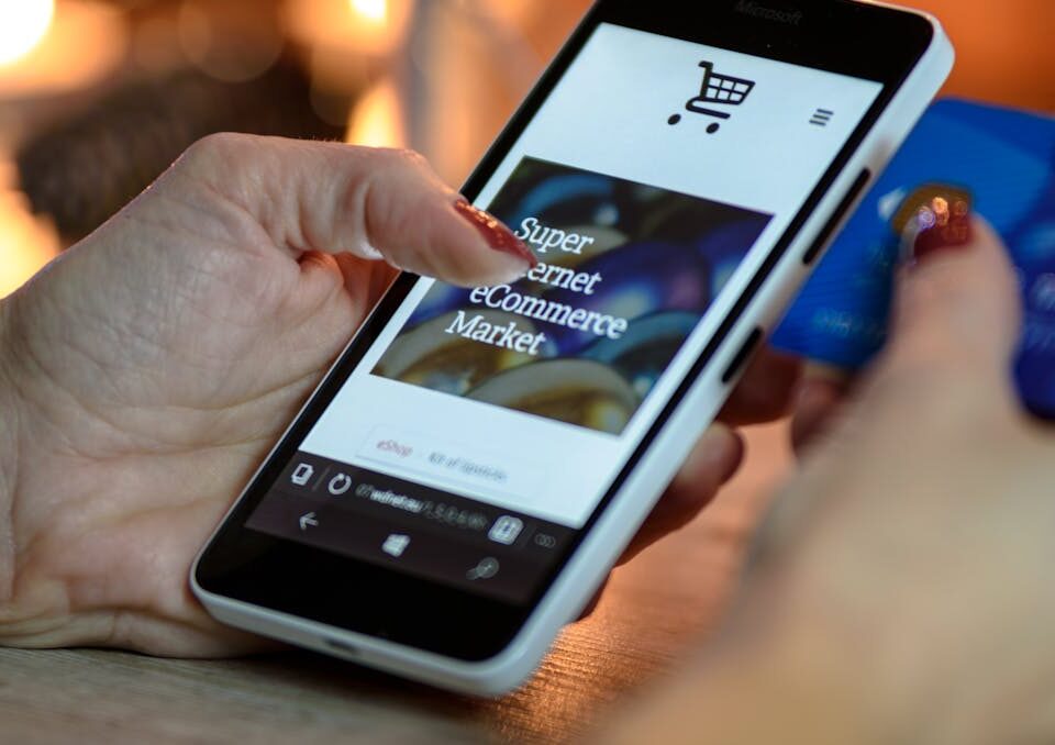 Categorização de Produtos no E-commerce: dicas e estratégias usuario navegando por categorização de produtos