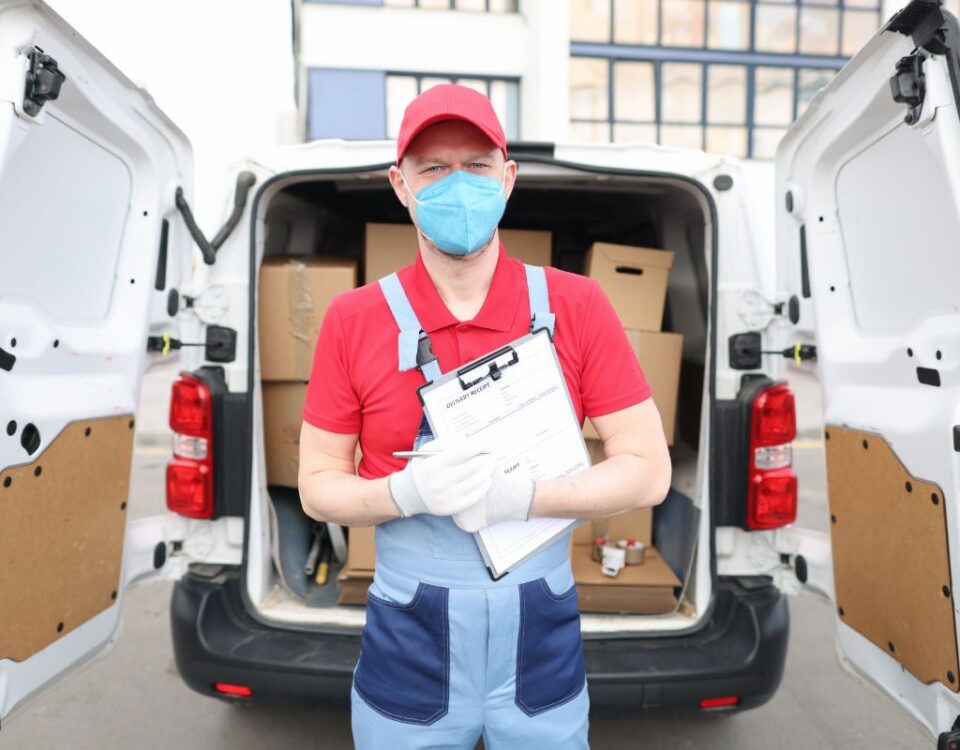 Logística de Equipamentos Médicos: desafios e como funciona homem realizando entrega