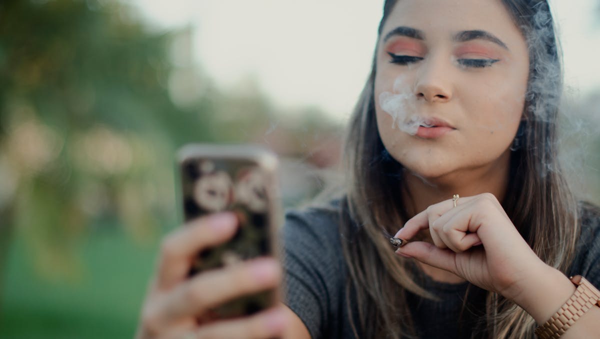 E-commerce de Cannabis: tudo o que você precisa saber mulher realizando compra em e-commerce de cannabis