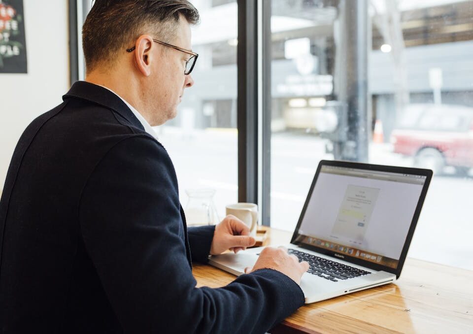 A Revolução Digital na Logística homem aproveitando revolução digital na logística