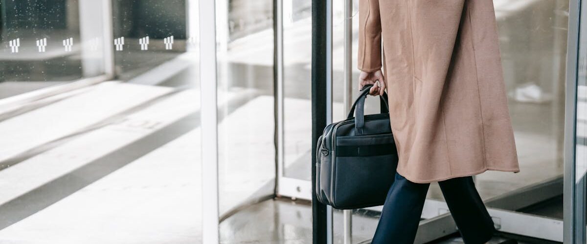 mulher usando bolsas femininas