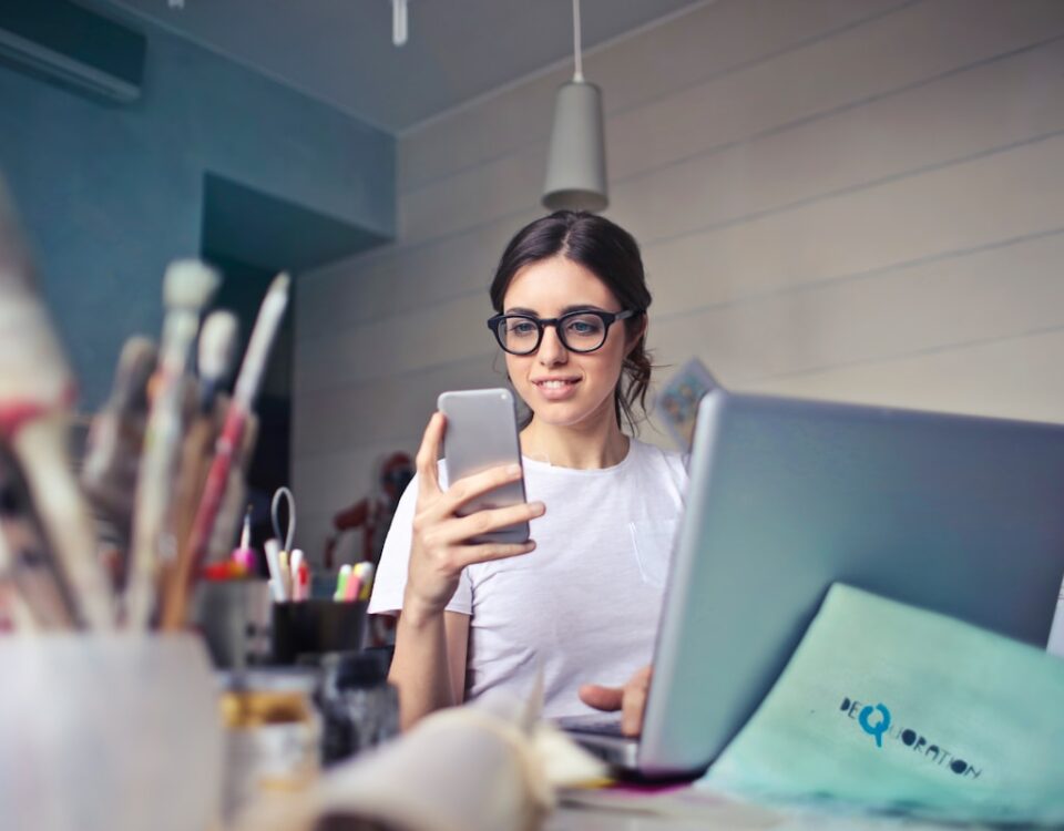 5 Melhores Apps para Rastrear Encomendas mulher instalando aplicativos para rastrear encomendas