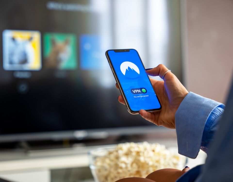 IPTV e E-commerce de Mídia: diferenças entre as experiências pessoa acessando iptv e e-commerce de mídia