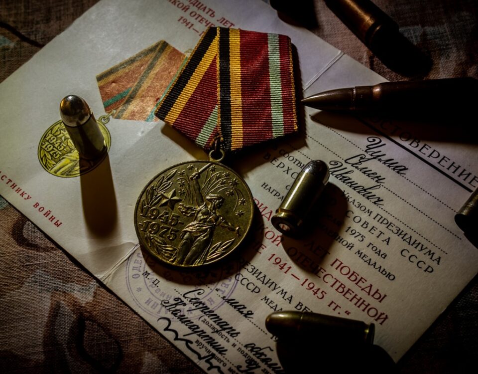 Como o comércio eletrônico se adapta à venda de acessórios de armas a medal and some other items on a table