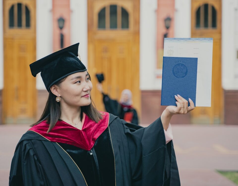 Como um diploma pode influenciar o sucesso do seu e-commerce a person in a graduation cap