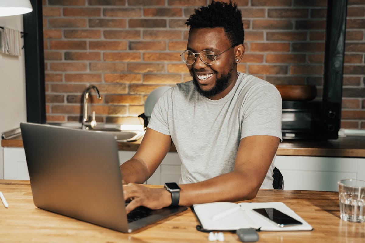 Como uma Consultoria de Marketing pode expandir seu e-commerce Man Using a Laptop