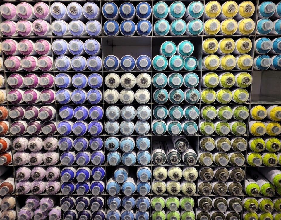 Como criar uma loja online para vender produtos estéticos a large display of different colored spools of paint