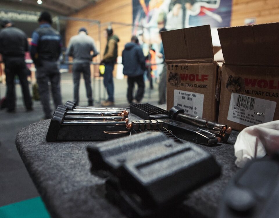 Rastreamento de armas pode aumentar a segurança no transporte a group of people standing around a table with guns