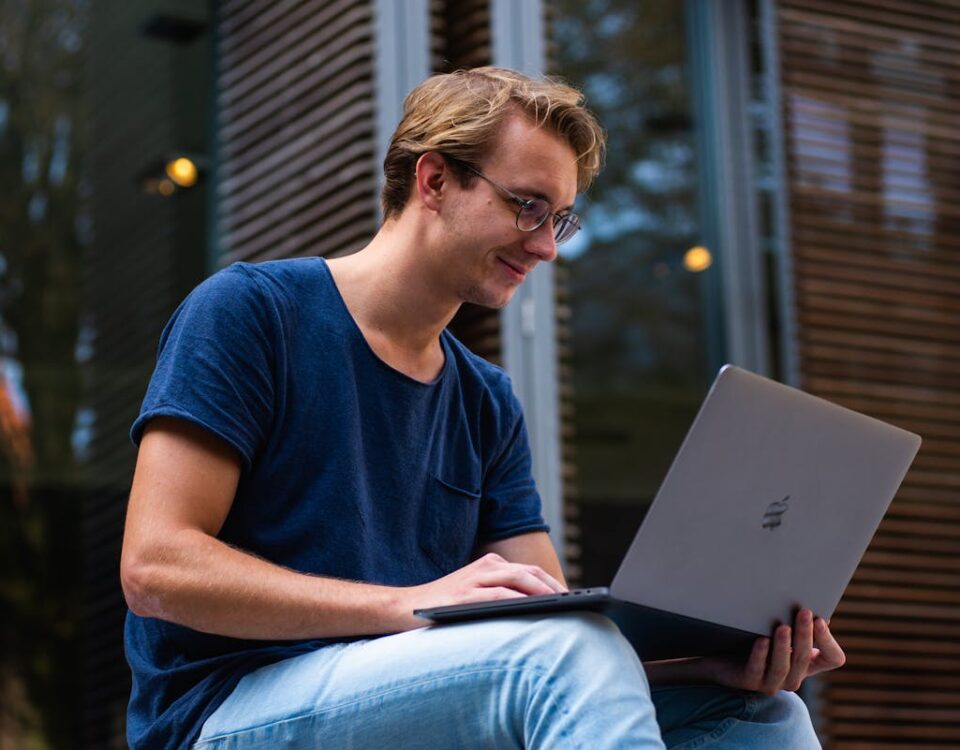 Como diplomas podem impactar o e-commerce pessoal Selective Focus Photo of Man Using Laptop