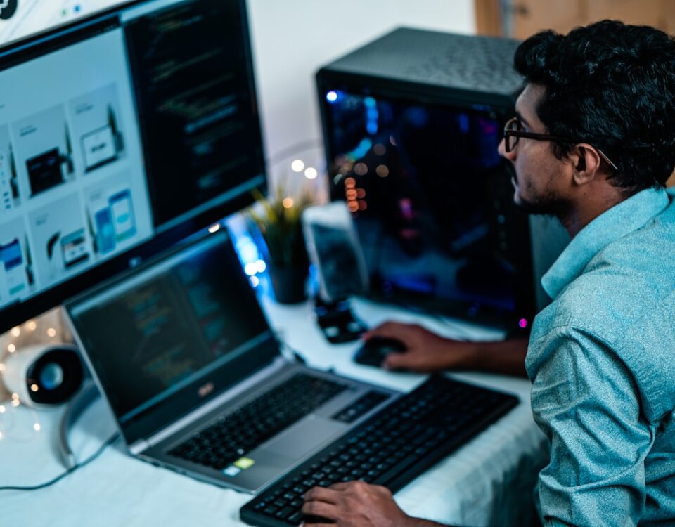 E-commerce: os cursos que preparam para vender online man in blue dress shirt using computer