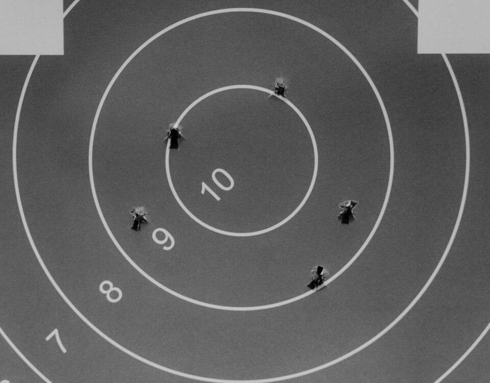O impacto da venda online de armas no Brasil: desafios e regulamentação Target with Bullet Holes