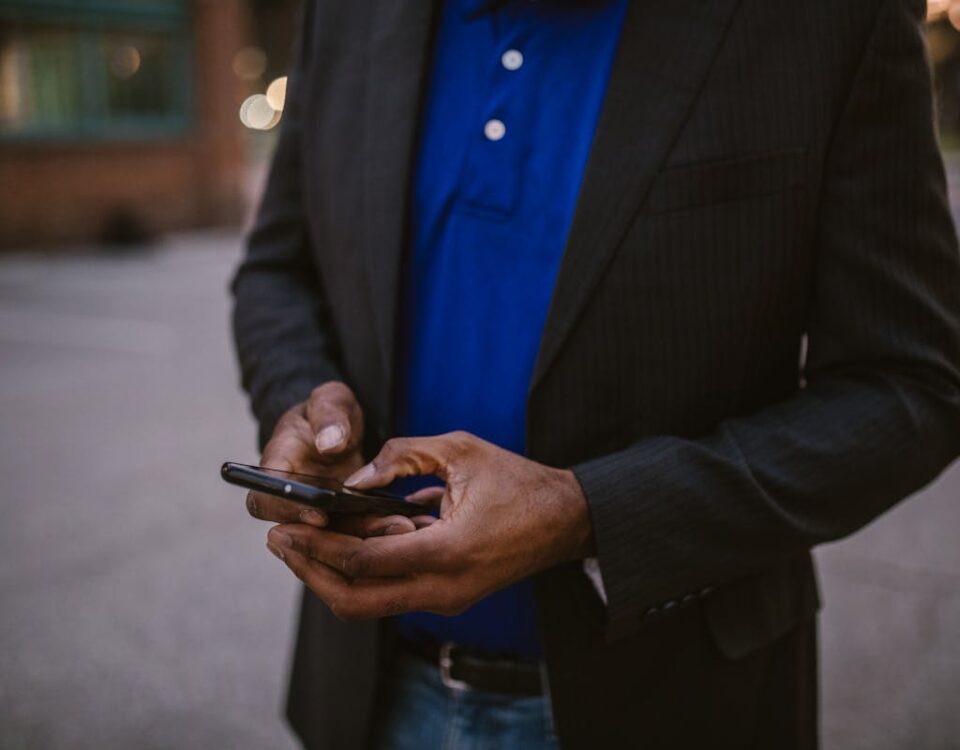 Chatbots no WhatsApp: como melhorar o atendimento ao cliente A Man Typing on a Phone