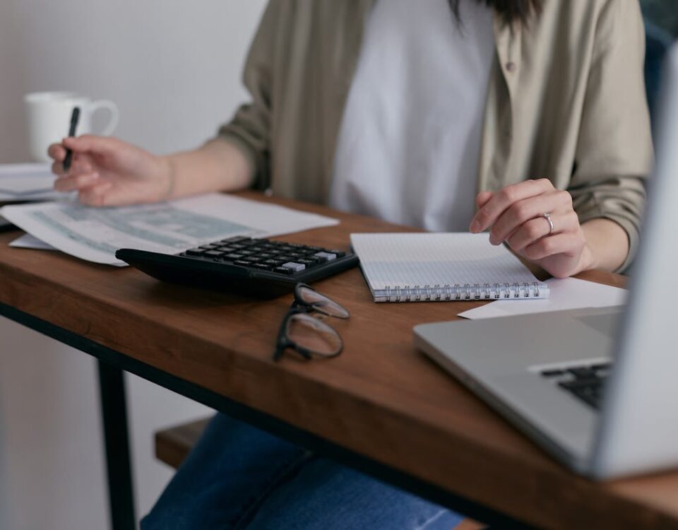 Gestão de despesas com cartão em e-commerces: boas práticas Free stock photo of accounting, administration, adult