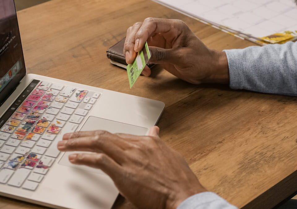 Parcelamento no e-commerce: quando vale a pena usar? A Person Using a Laptop Holding a Credit Card