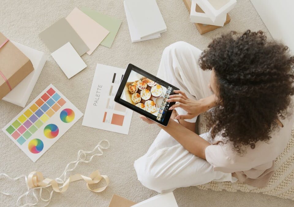 Como o marketing digital pode impulsionar vendas no e-commerce? Woman in White Shirt Holding Black Tablet Computer