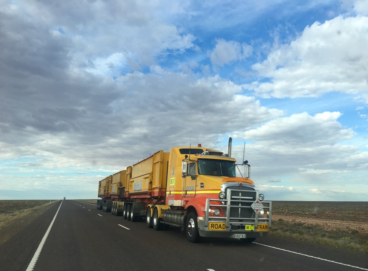 Logística no Mato Grosso: desafios e oportunidades para o comércio truck on highway during daytime
