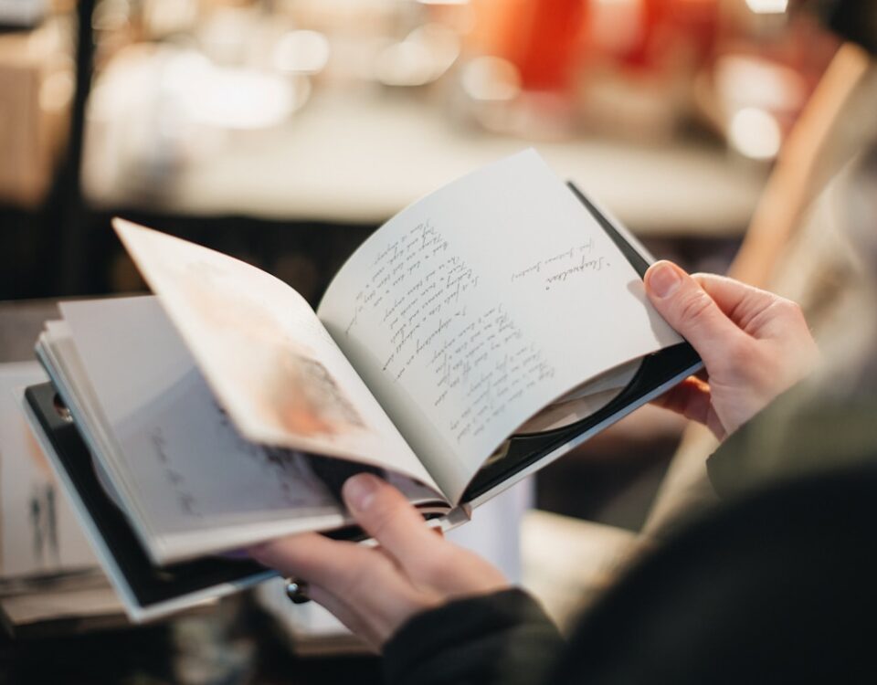 Como vender mais livros após o lançamento de uma adaptação? person open book page
