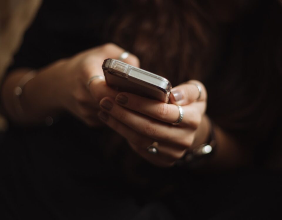 Chatbots no e-commerce: como melhorar o atendimento ao cliente person using smartphone