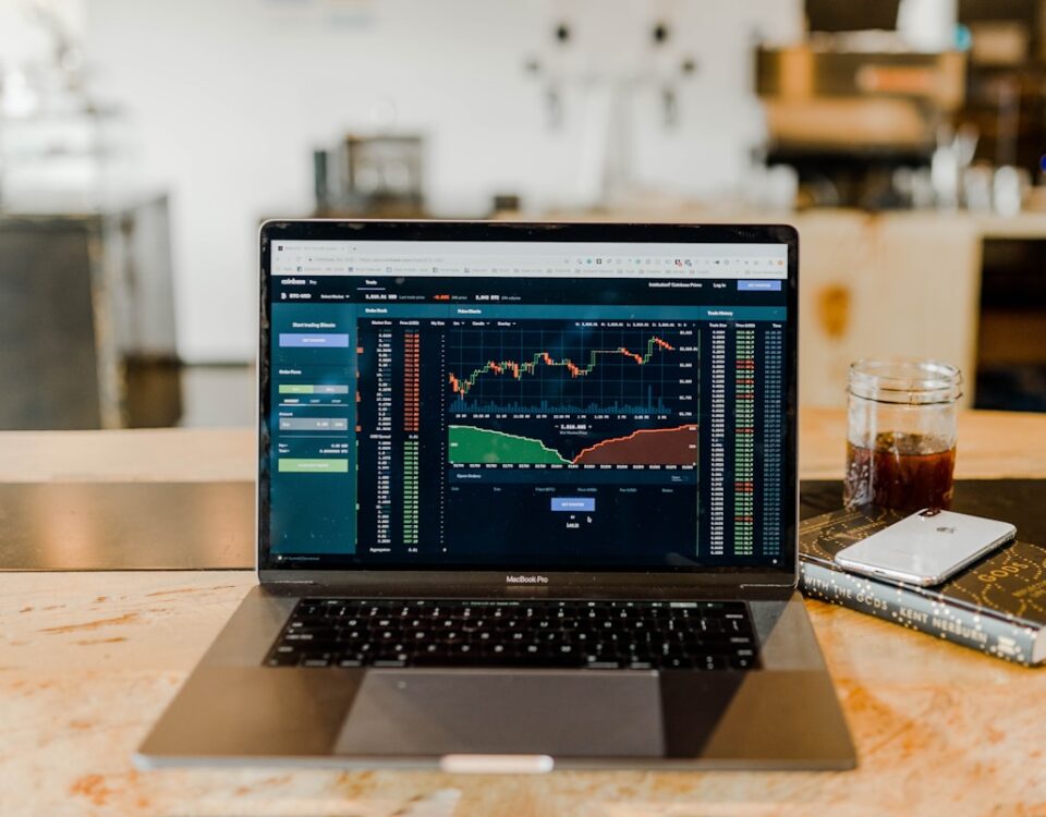E-Commerce Aceitando Cripto: Uma Revolução no Pagamento turned-on MacBook Pro