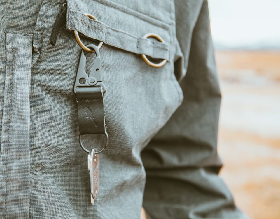 Chaveiros online: a nova tendência no comércio de serviços a person wearing a belt and a pair of scissors