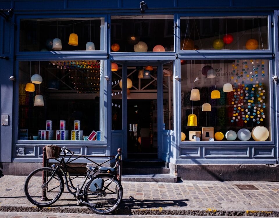 Contratos de Aluguel: como funcionam em imóveis comerciais black trike parked near soter