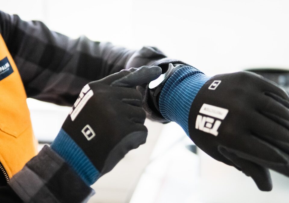 Como melhorar a logística no agendamento de desentupimento online close-up of gloves