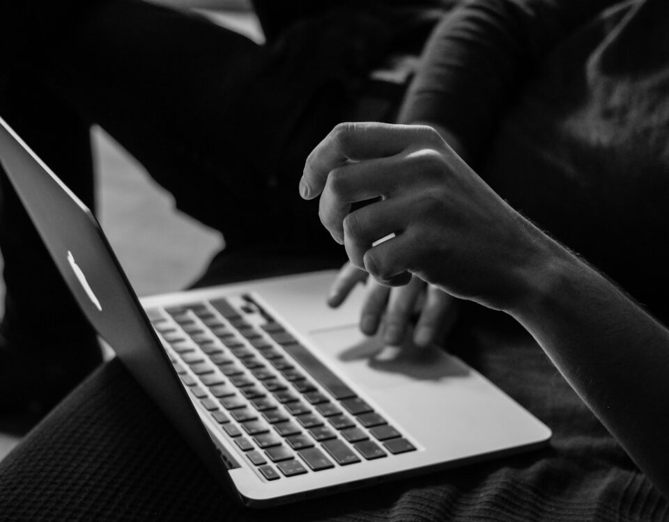 Cursos livres de e-commerce que podem alavancar seu negócio grayscale photo of person using MacBook
