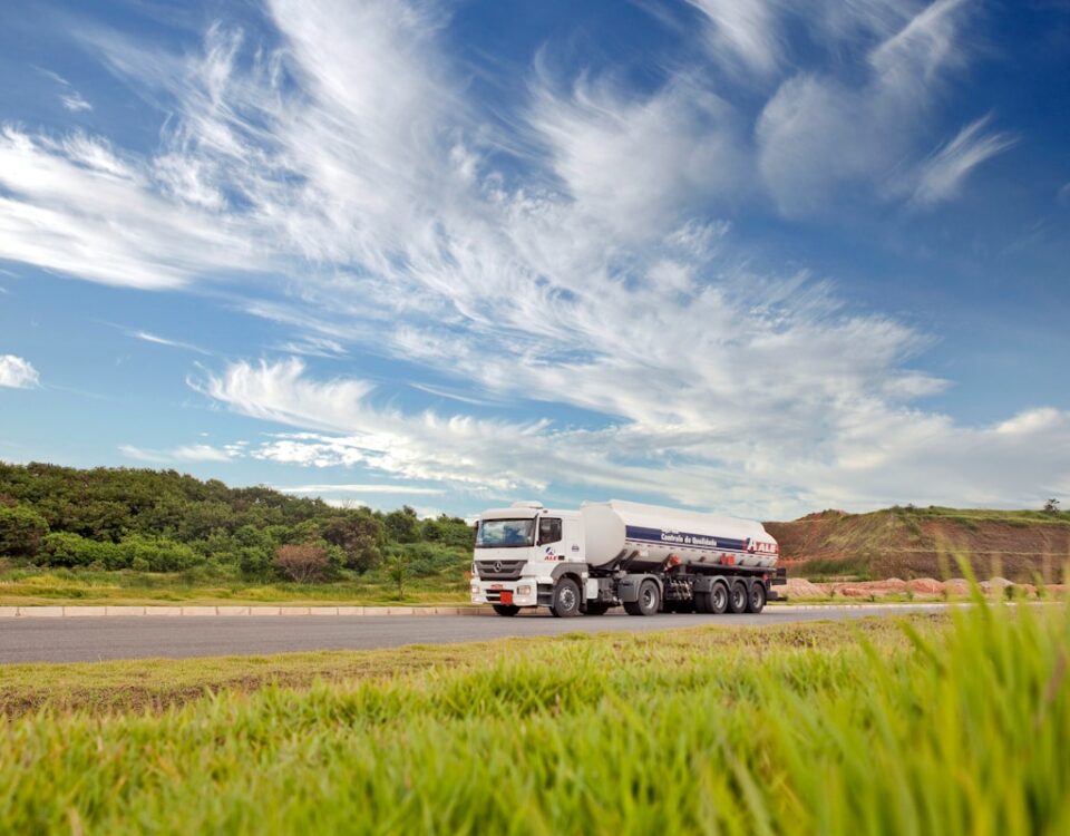 Logística no Mato Grosso: desafios e oportunidades para o comércio white and black storage truck on gray asphalt road