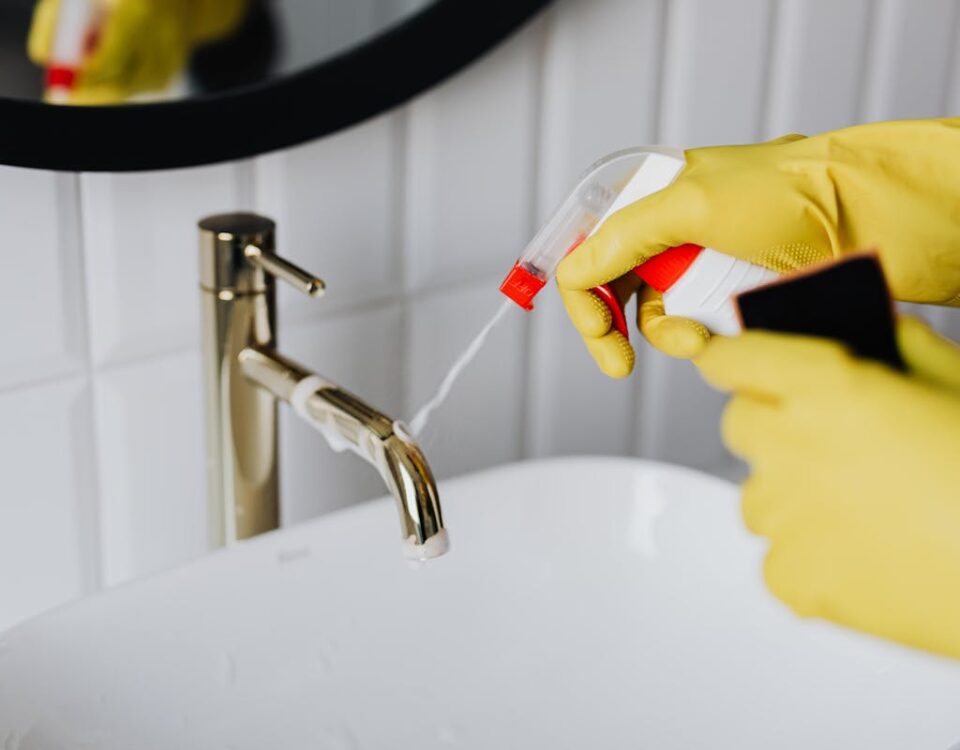 Como escolher kits para desentupimento no e-commerce From above anonymous housekeeper in yellow rubber gloves spraying cleaner to chrome water faucet in bathroom