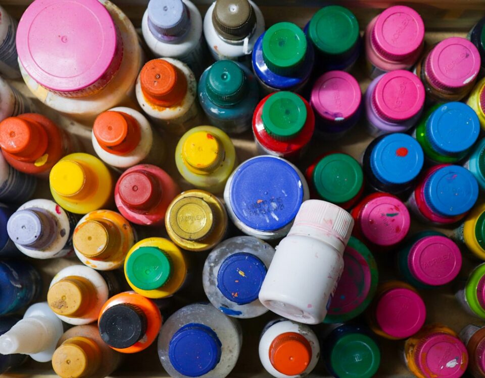 Materiais para arteterapia: como comprar com agilidade a bunch of different colored paint in a box