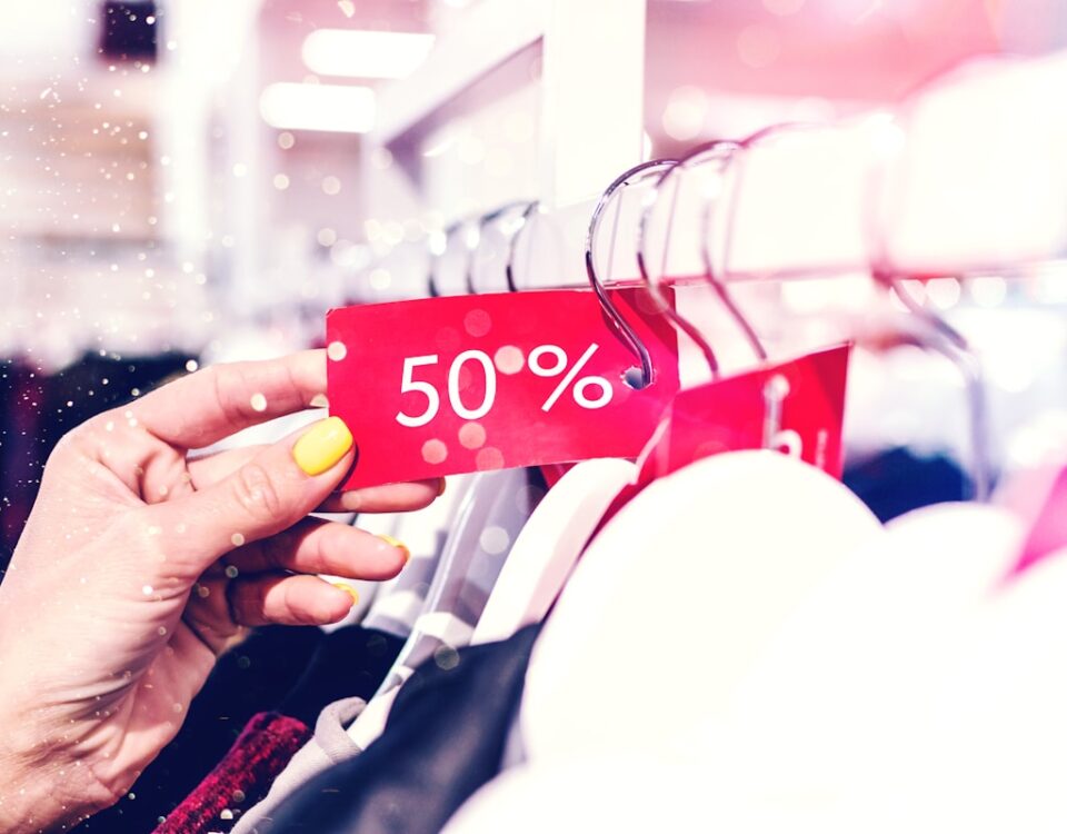 Vale a pena comprar roupas na Black Friday? person holding red and white love print gift wrapper