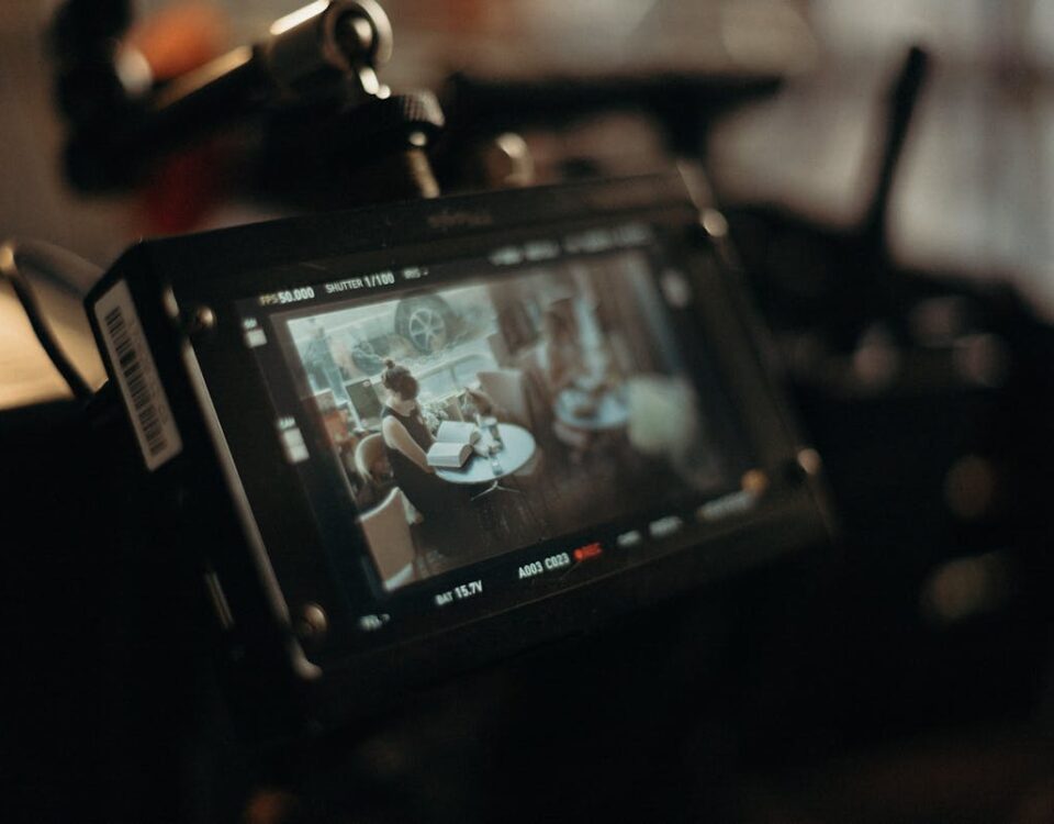 Filmes online impulsionam vendas de eletrônicos A detailed look at the behind-the-scenes setup of a film shoot with focus on the video monitor.