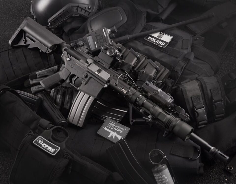 A venda de armas em plataformas de e-commerce: é possível? Close-up of tactical military gear including a rifle, radio, and vest on a dark background.