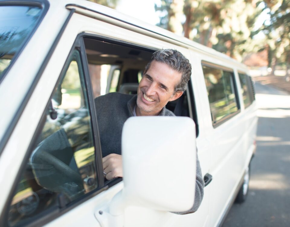 CNH profissional: um diferencial no mercado de entregas man in gray sweater leaning on van window