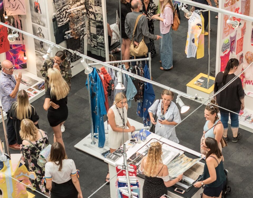 Como empresas adaptam produtos para nichos específicos group of people gather in clothes stores