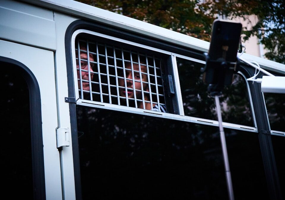 Como advogados criminalistas orientam no transporte de presos white wooden framed glass window