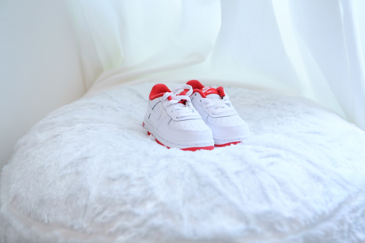 Como encontrar lojas online de calçados infantis confiáveis white and red nike sneakers on white textile