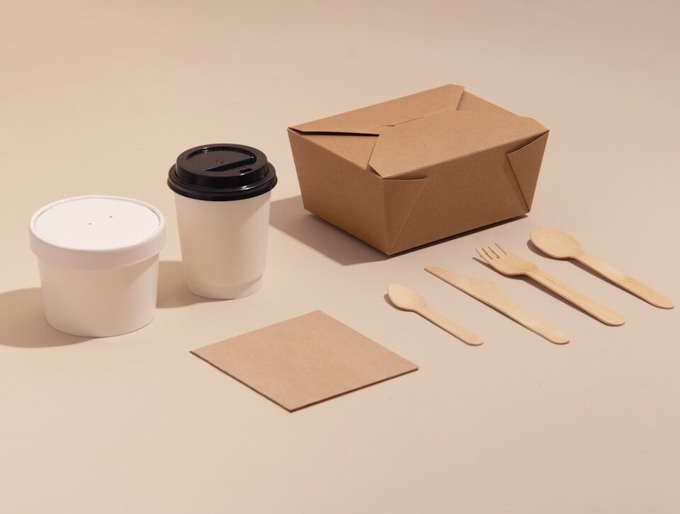 Como embalar receitas artesanais para venda online a box and a cup of coffee