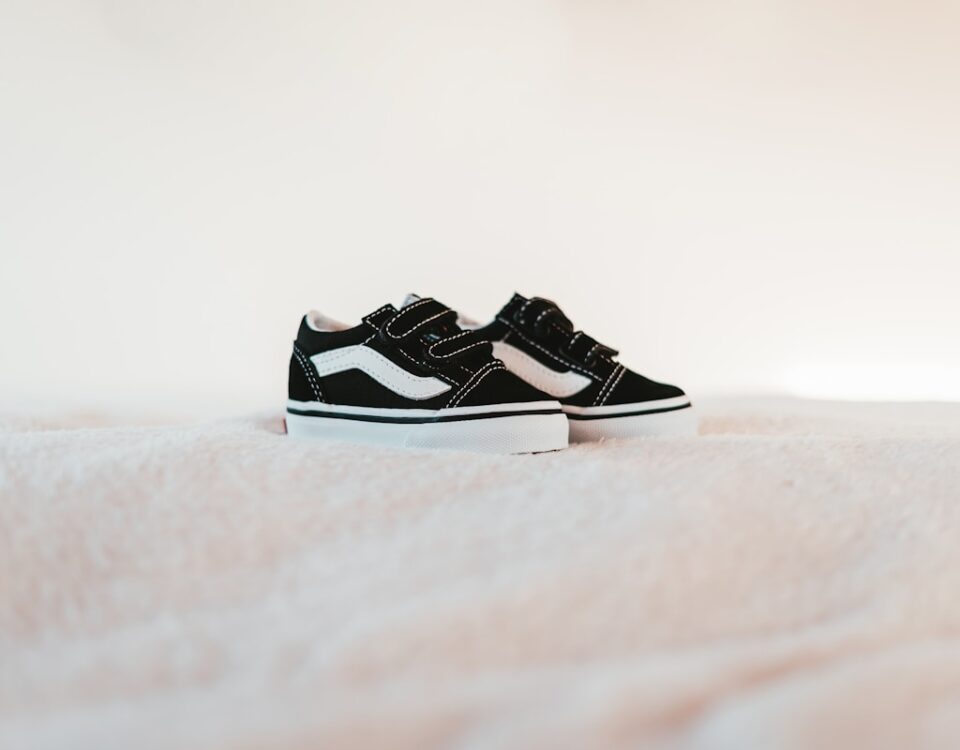 Como encontrar lojas online de calçados infantis confiáveis black and white adidas sneakers