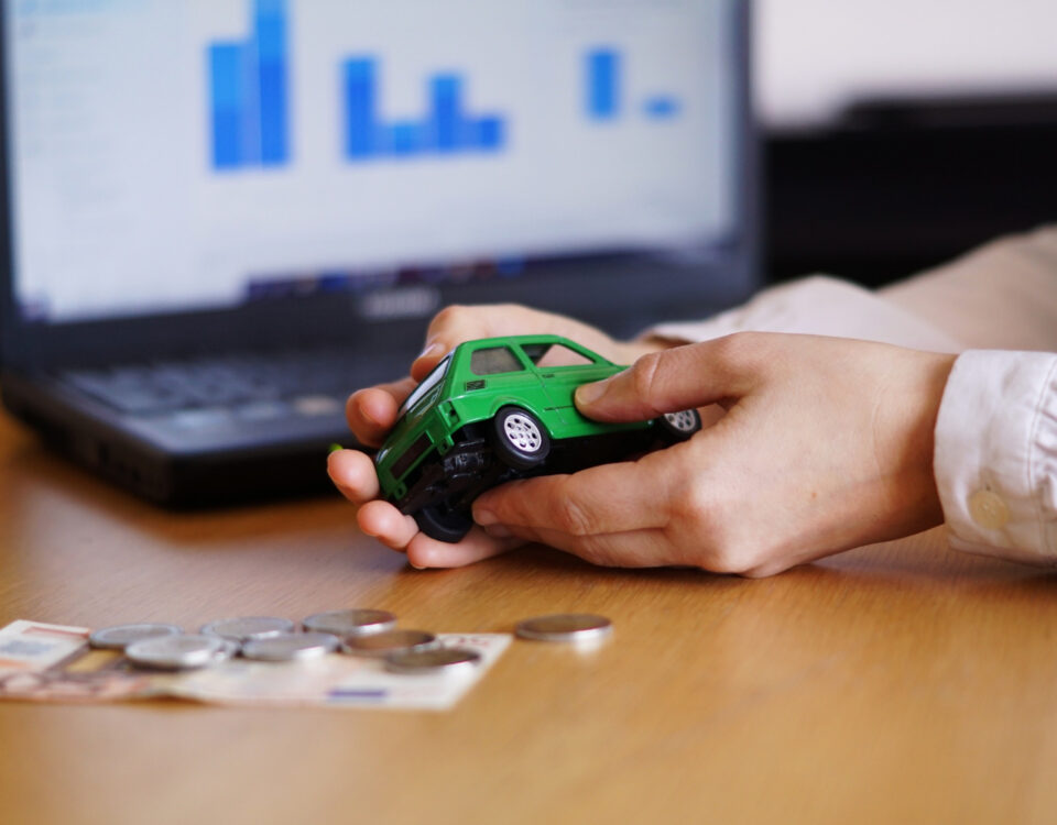 Como as montadoras usam a internet para vender mais carros? Como as montadoras usam a internet para vender mais carros?