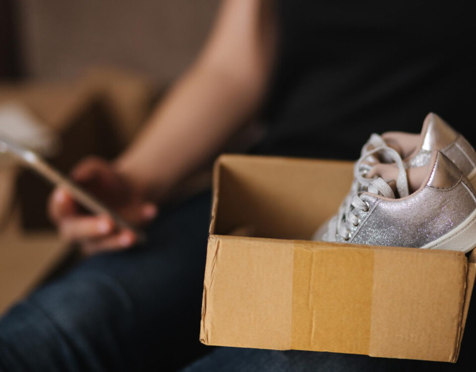 Logística na entrega de calçados: desafios e soluções Logística na entrega de calçados: desafios e soluções