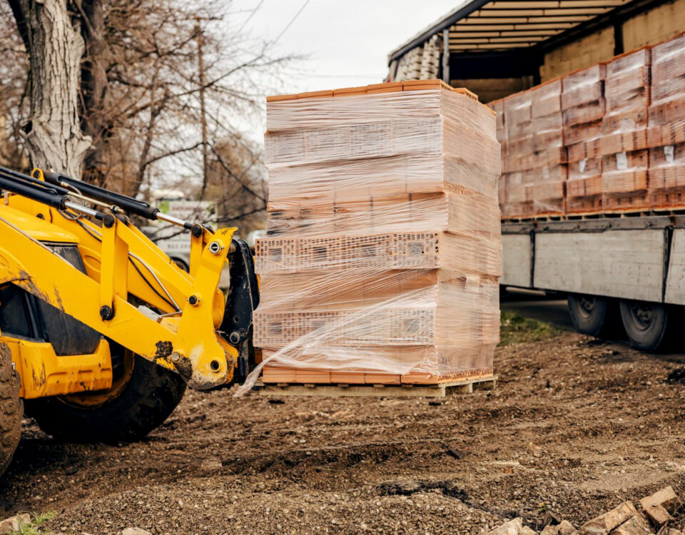 Por que o frete de materiais pesa tanto na obra?