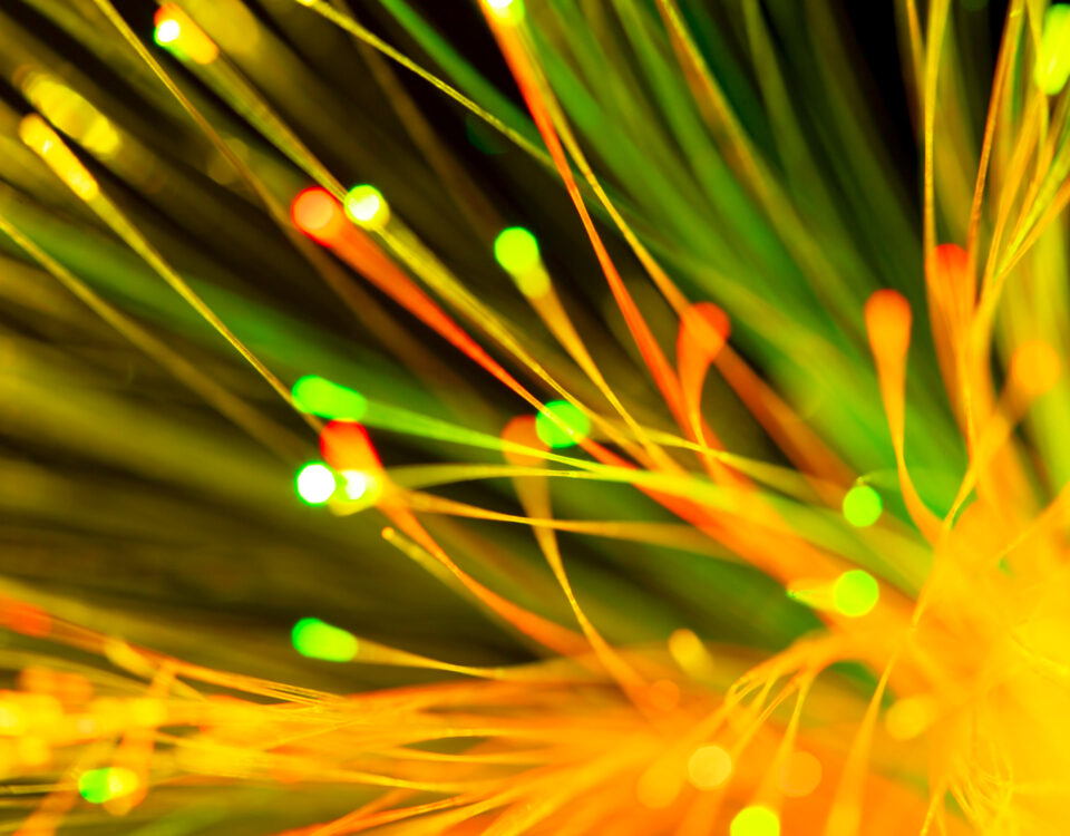 Enlaces de fibra óptica em áreas rurais: logística e parcerias necessárias