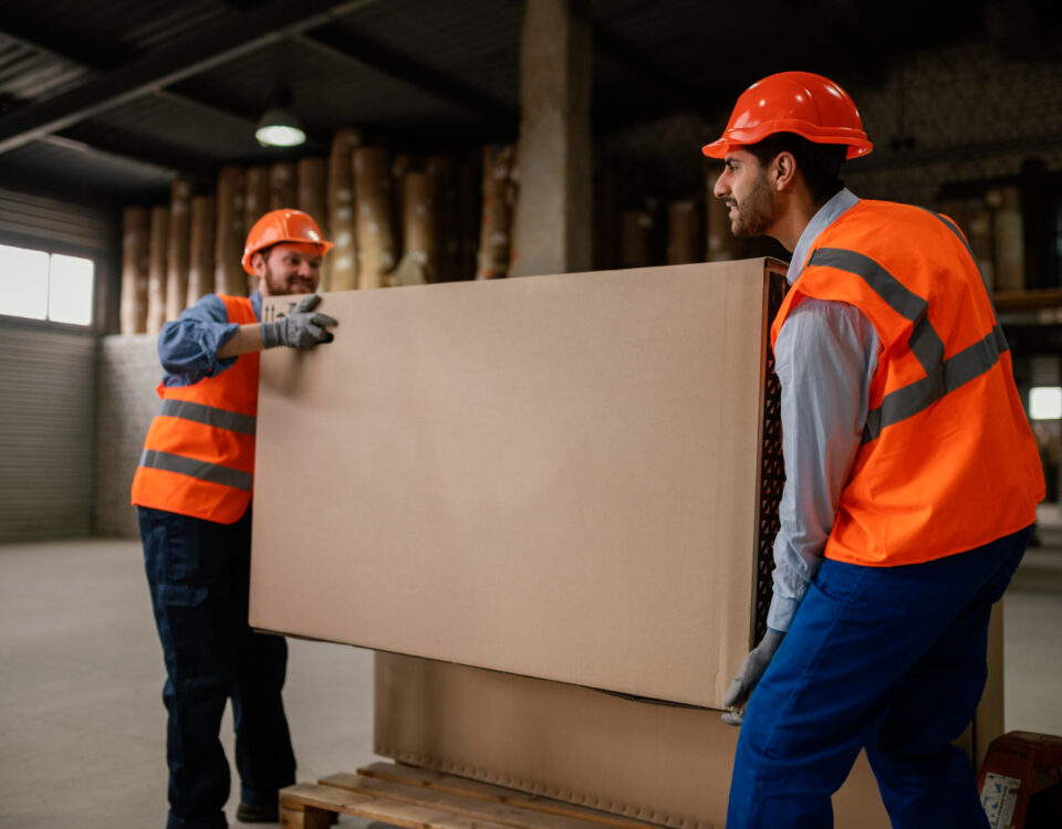 O desafio logístico por trás dos quadros decorativos